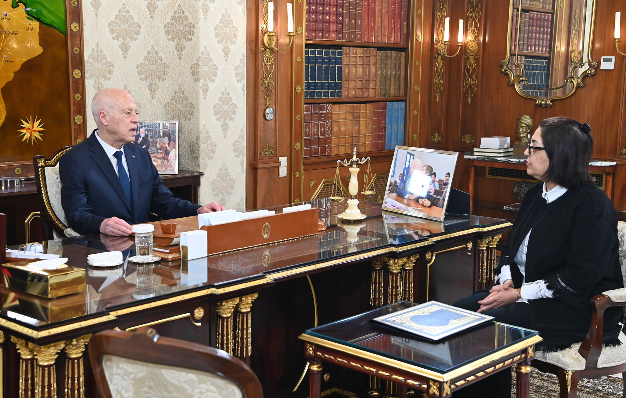 الرئيس يتوعدها في كل مرة ويحملها مسؤولية افتعال الأزمات..   "مسالك التوزيع" أقوى من الدولة؟   